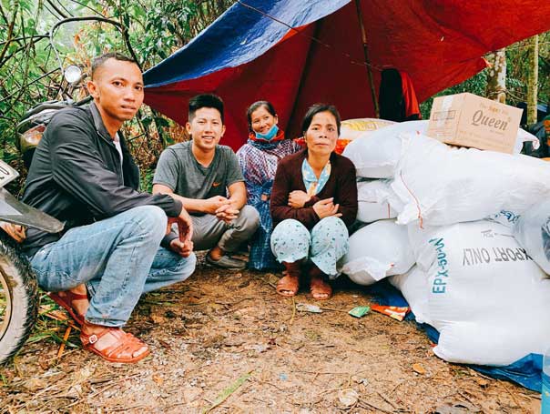 Cõng quà lên non, tình người giữa những dân tộc anh em